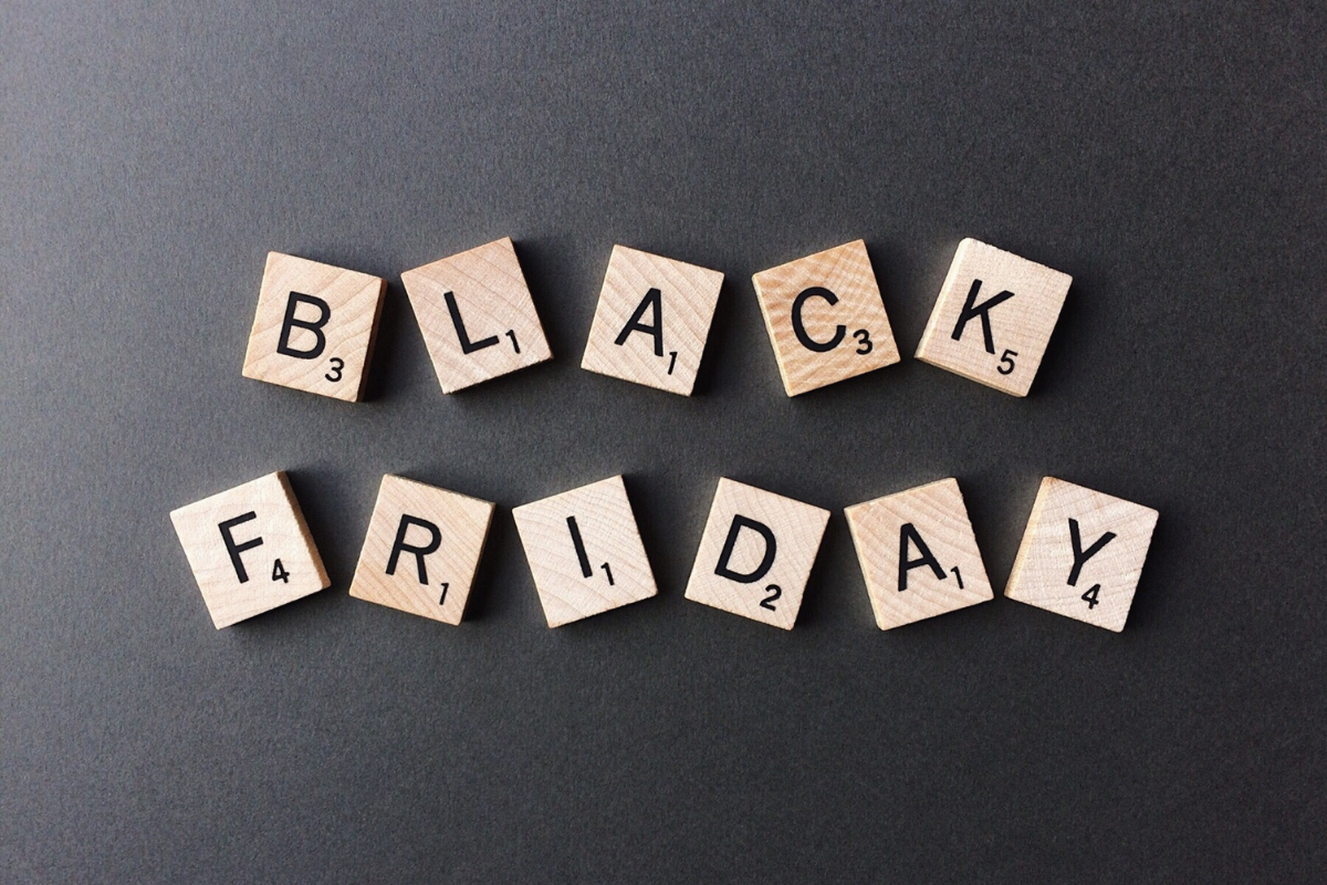 Black Friday su lettere di legno