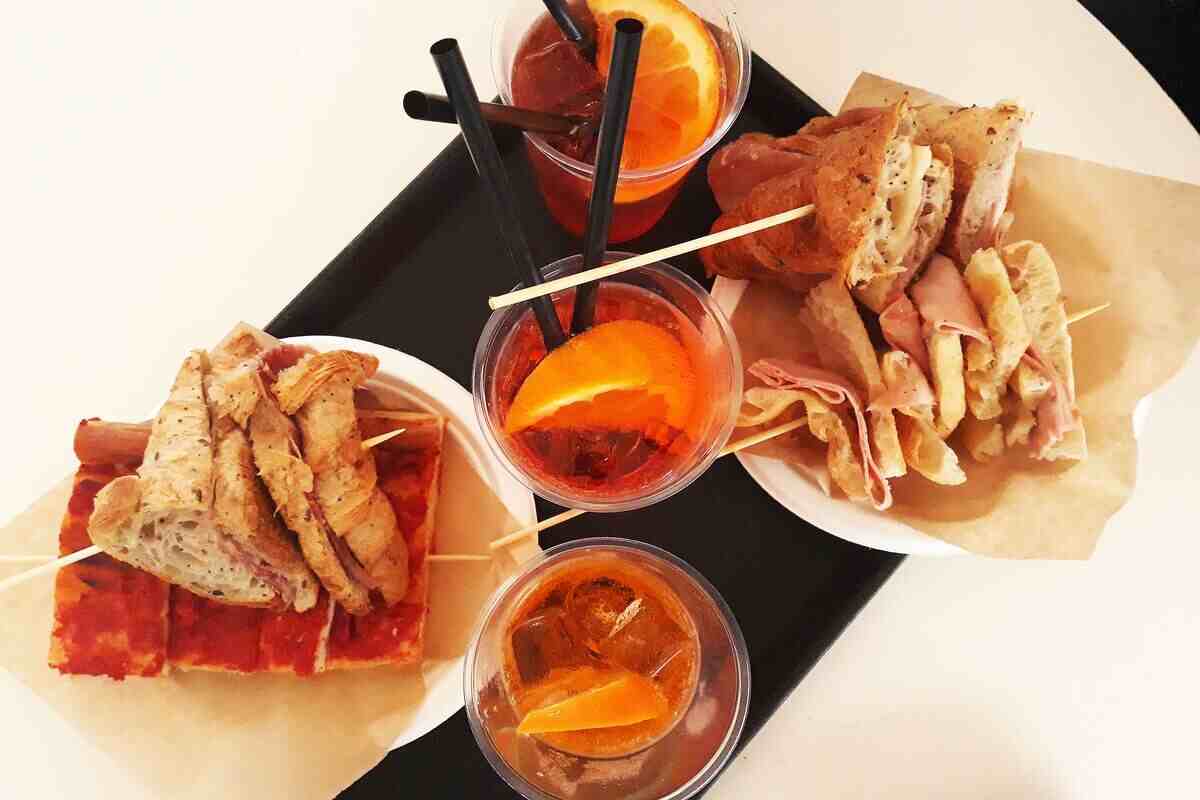 aperitivo con drink e stuzzichini