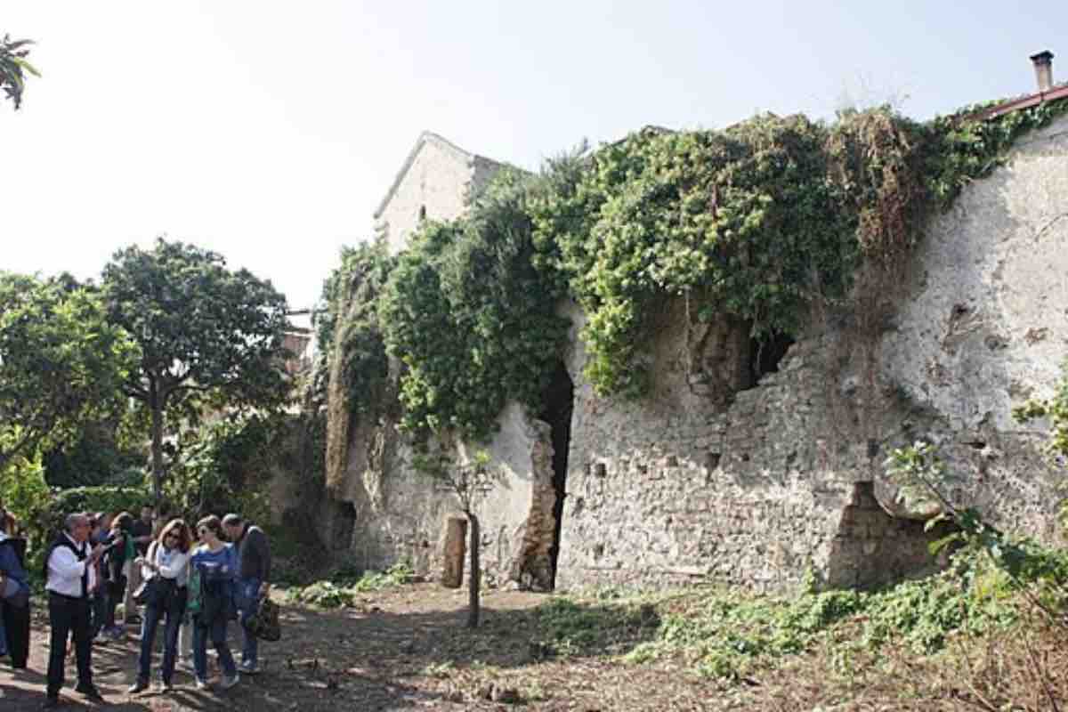 Castello dell'Uscibene con tante persone