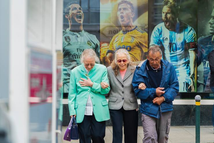 Tre persone anziane a bordo strada