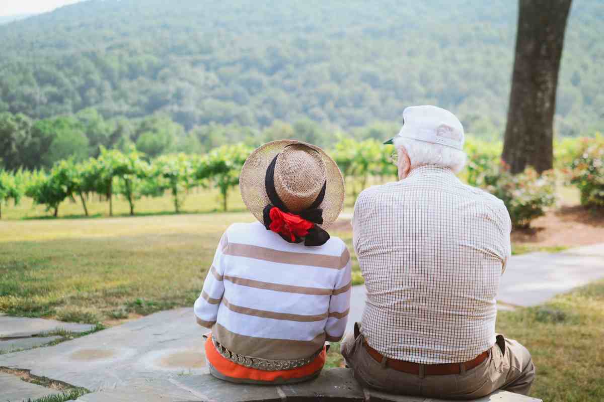 Due anziani, forse centenari, seduti in campagna