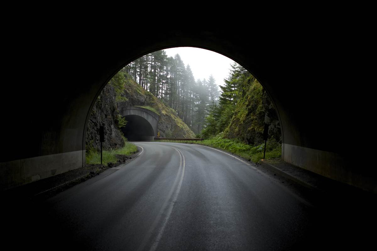 Una galleria pittoresca in montagna