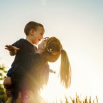 Una mamma fa l'elicottero con suo figlio