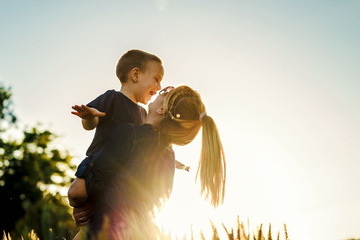 Una mamma fa l'elicottero con suo figlio