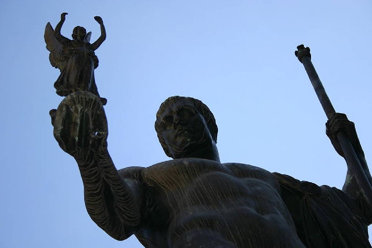 Napoleone statua vista dal basso