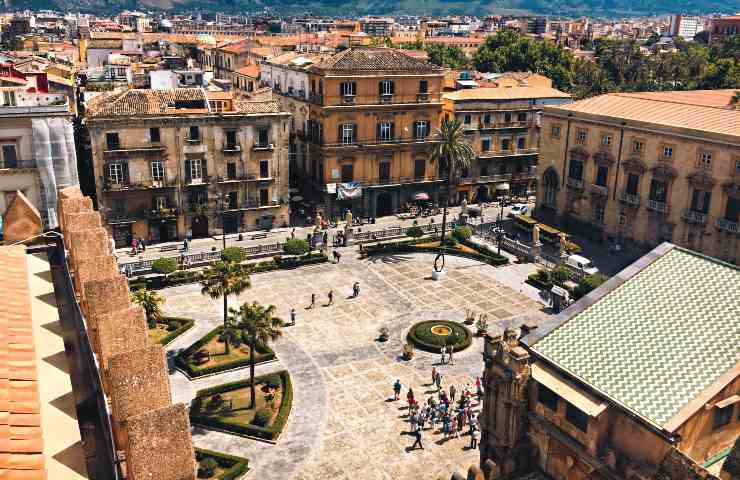 vista dall'alto di una piazza di Palermo