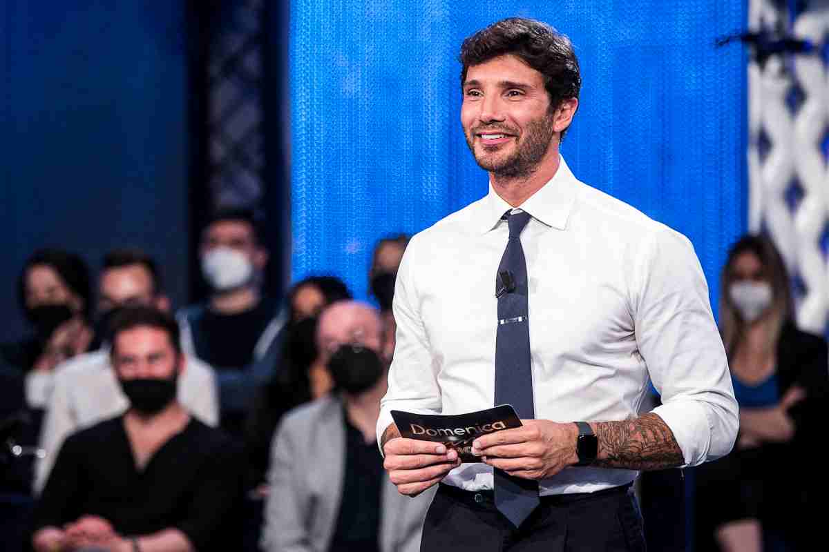 Stefano De Martino Ha Fatto Il Militare Stefano De Martino sbanca in Rai, nessuno però conosce il lavoro che ha