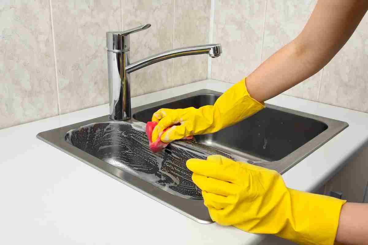 Il trucco per pulire il lavello della cucina in modo economico