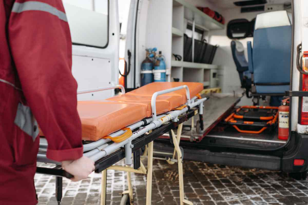 Rissa partita calcio giovanile soccorso con ambulanza