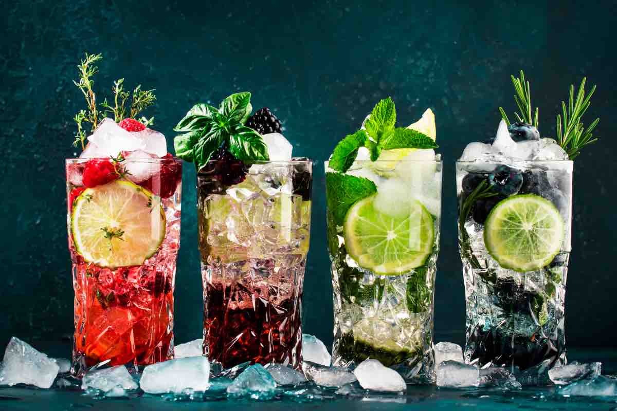 Bicchieri ghiacciati con cocktail