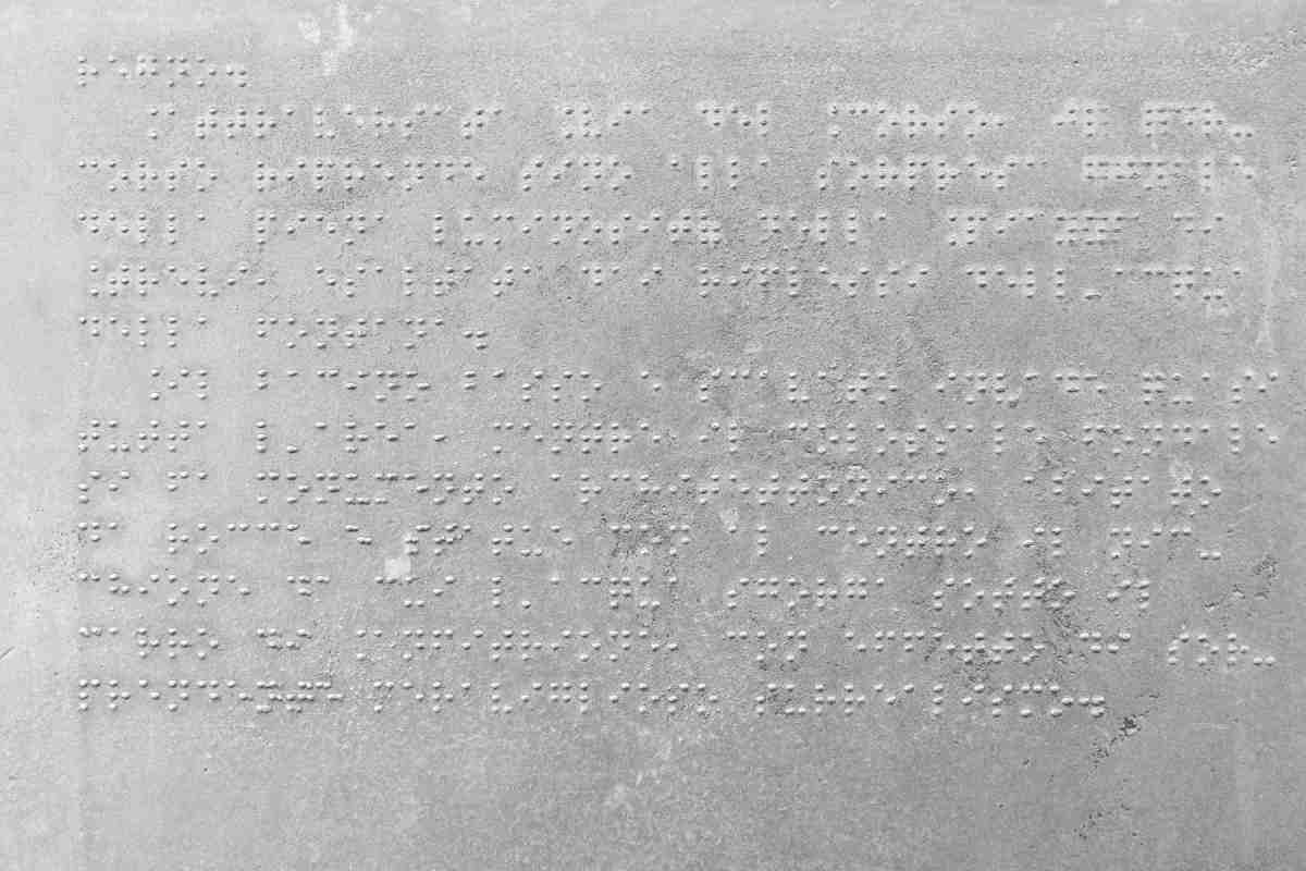 Foglio con linguaggio Braille bianco in rilievo