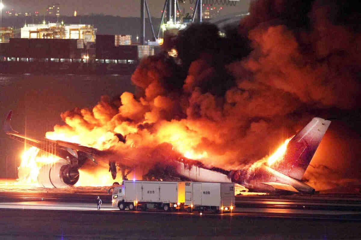 Aereo in fiamme all'aeroporto di Tokyo