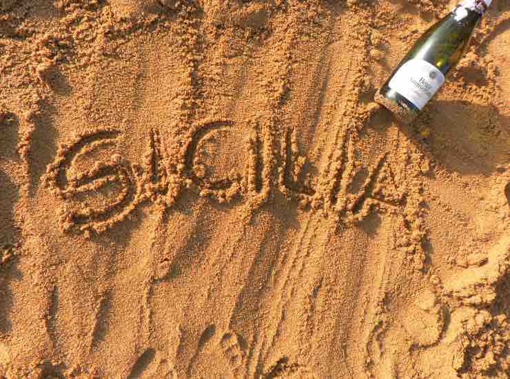 Scritta Sicilia sulla sabbia
