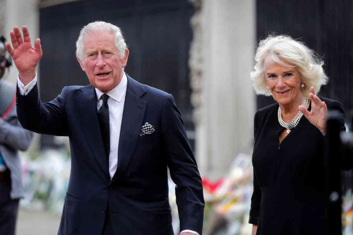 Carlo e Camilla anniversario ritorno ai doveri reali cancro re
