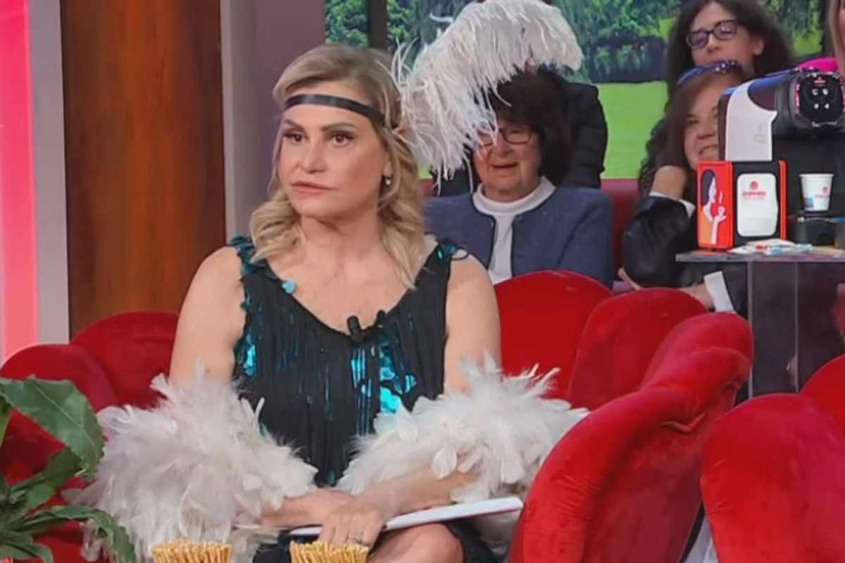 Simona Ventura in diretta con metà viso bloccato: cosa le è successo e come  si è mostrata - Arabonormannaunesco.it