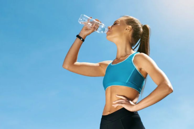 bisogna bere 2 litri d'acqua al giorno?