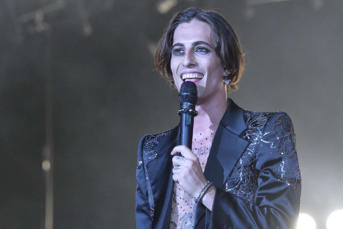 Damiano David durante un concerto a Roma