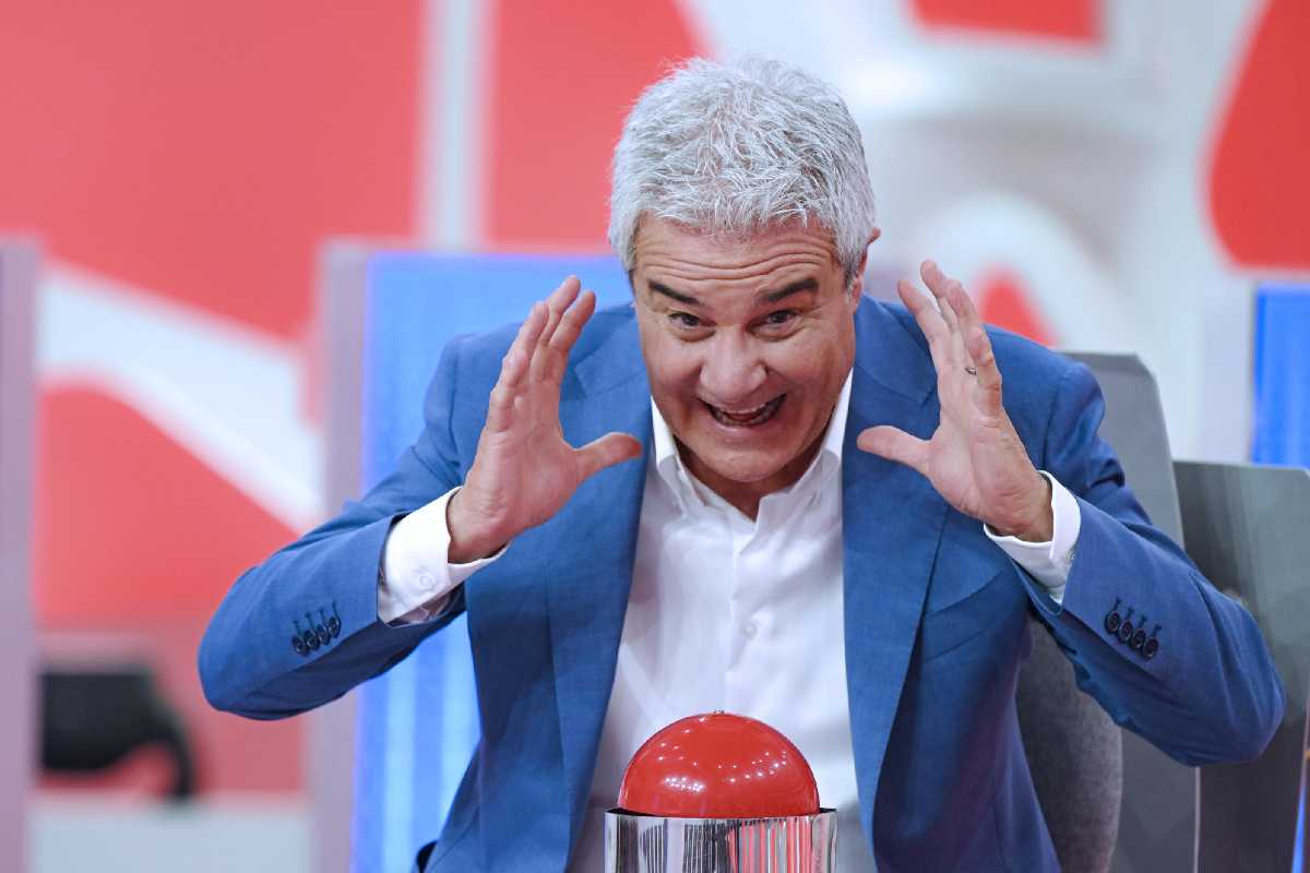 Pino Insegno durante una puntata di Reazione a Catena