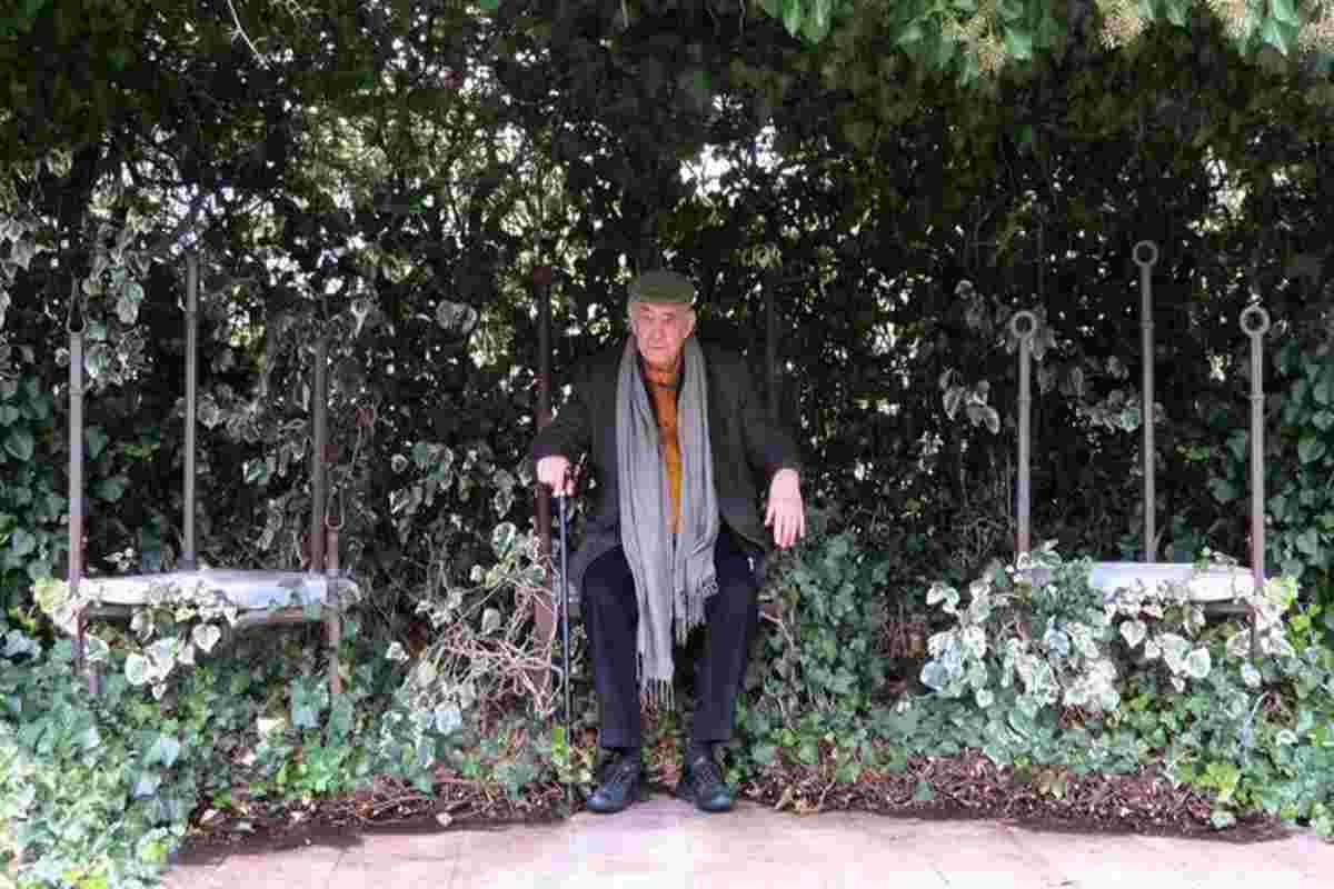 Addio a Daniel Spoerri, il genio del Nouveau Réalisme che ha rivoluzionato l'arte contemporanea