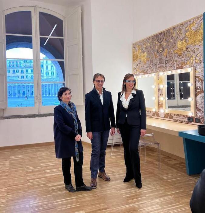 Camerini panoramici al palazzo reale di napoli per un'esperienza teatrale unica