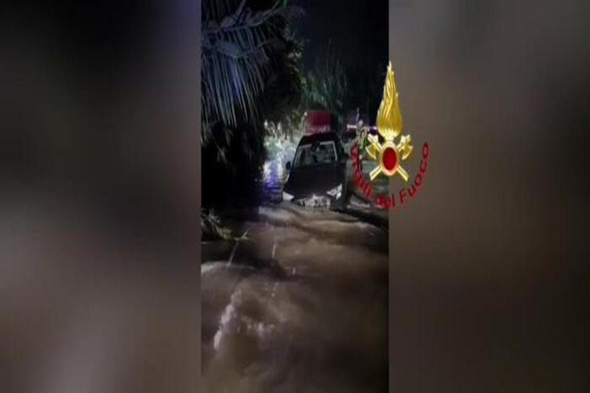 Catanese sotto l'acqua: auto in balia delle strade allagate