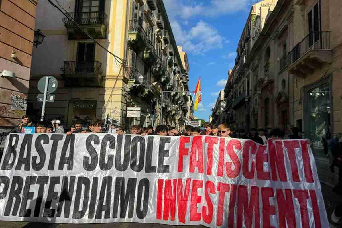 Corteo studentesco a Palermo chiede investimenti per il futuro della scuola