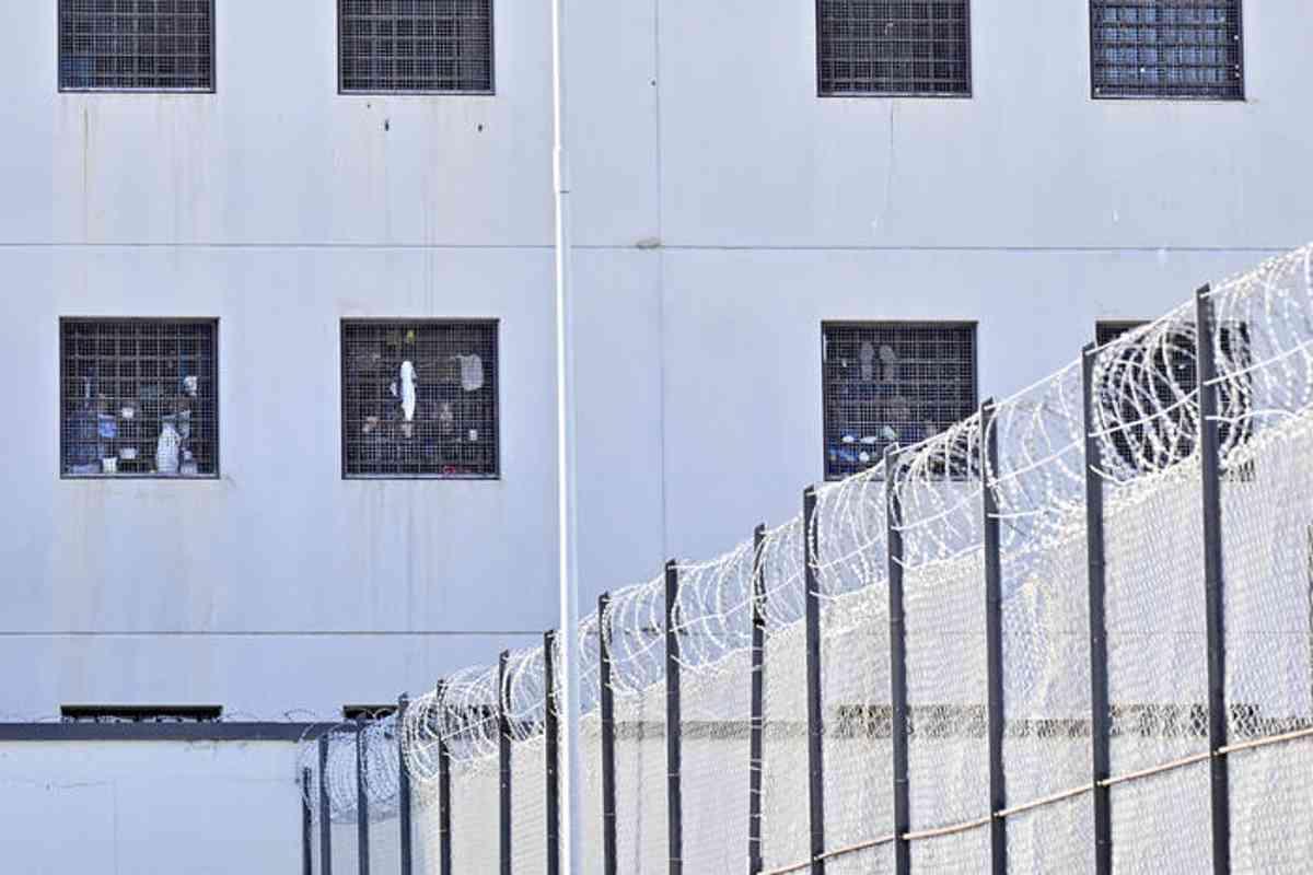 Dalla prigione alla casa: un padre si prende cura del figlio dopo la tragica perdita della madre