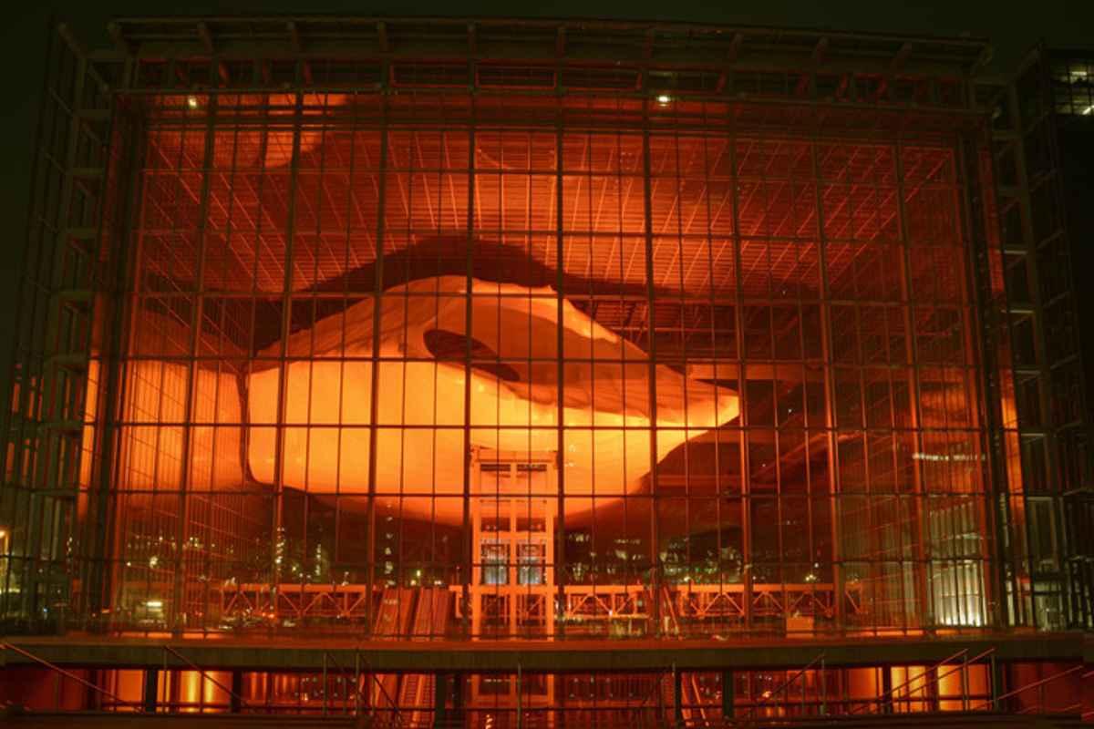 Eur spa accende la nuvola di fuksas per dire no alla violenza sulle donne