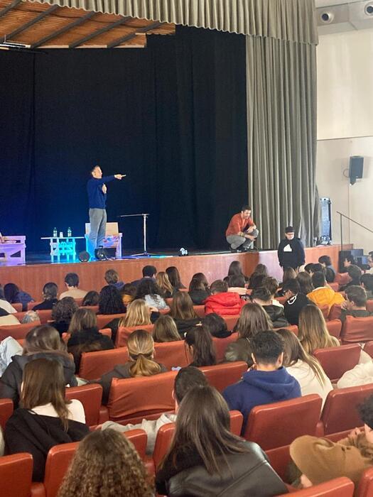 Falsi e verità: il viaggio di sky tg24 e trincia nelle scuole