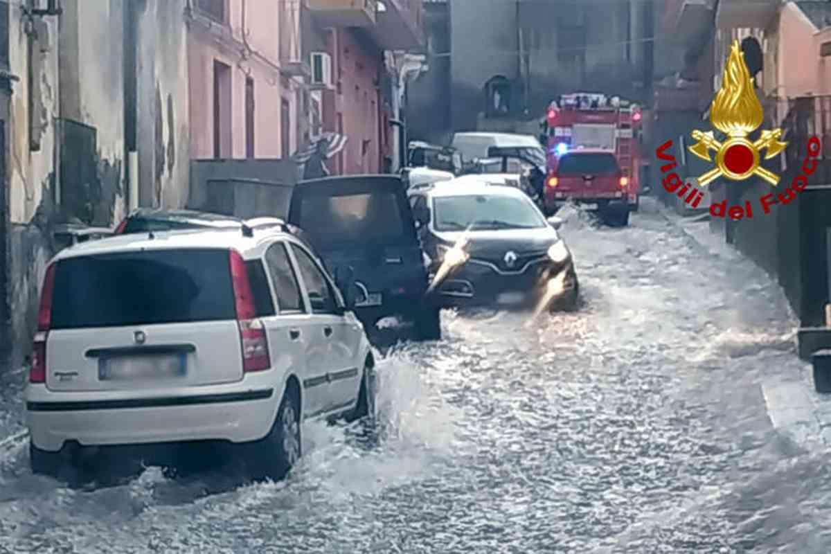 Fiumi in strada: il catanese sotto l'acqua con auto in balia della tempesta