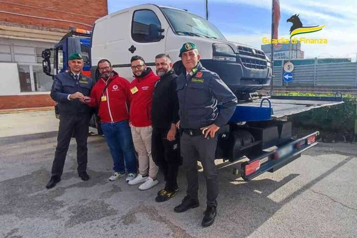 Furgone confiscato al clan diventa un dono prezioso per la Croce Rossa