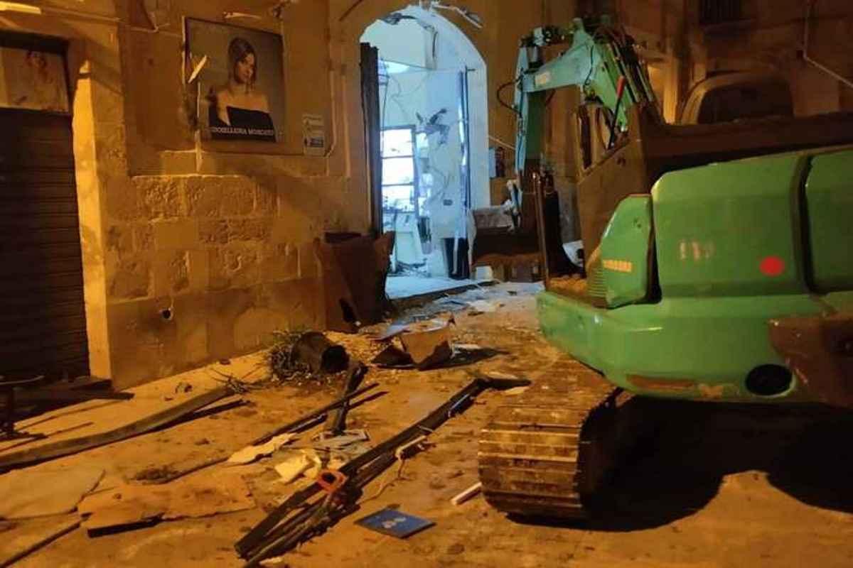 Furto audace in gioielleria: ladri usano escavatore nel Siracusano