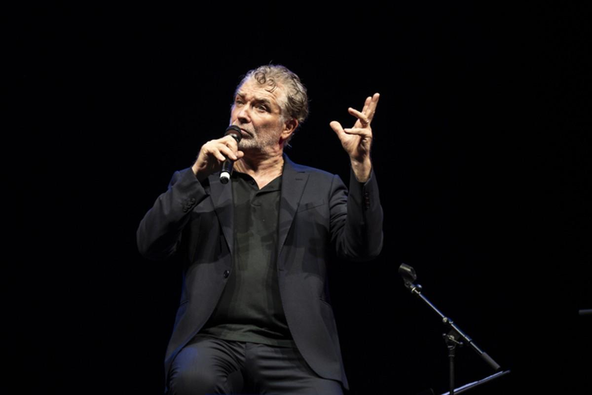 Gioele Dix riscopre il genio di Giorgio Gaber con il teatro-canzone
