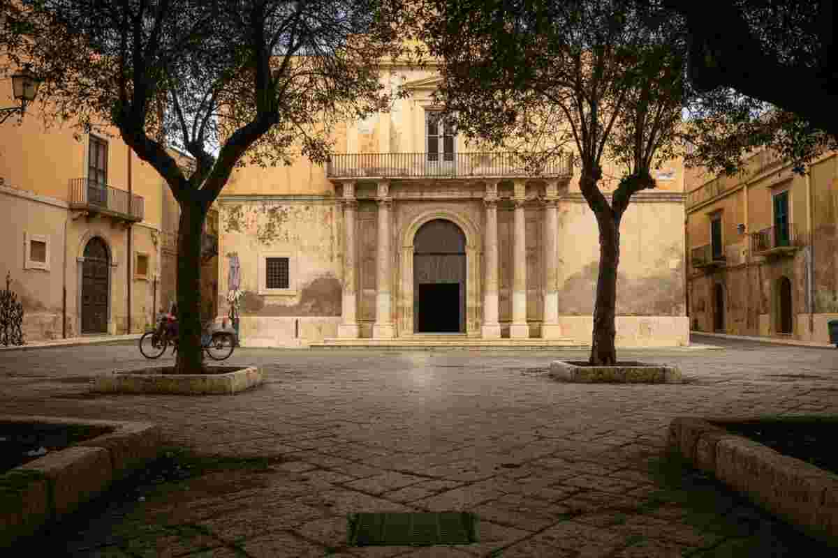Giovane pusher di 15 anni bloccato con droga e soldi nel marsupio