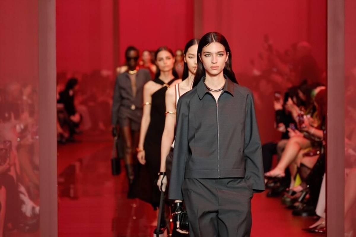 Gucci lancia una nuova era: tre sfilate unificate per uomo e donna nel 2025