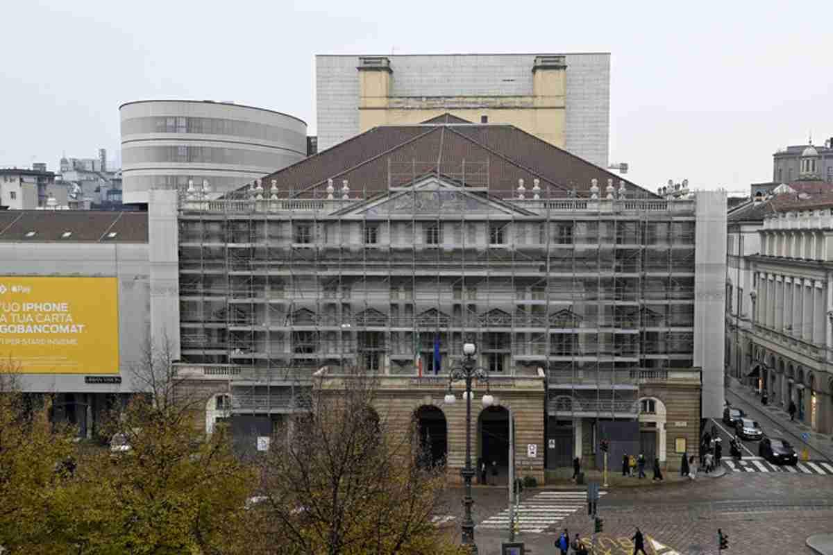 Il restauro della scala rivela colori sorprendenti a milano