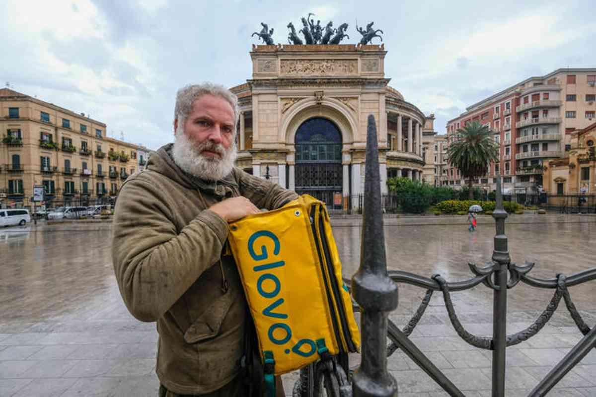 Il volto nascosto dei rider: tra rischi e stipendi da fame