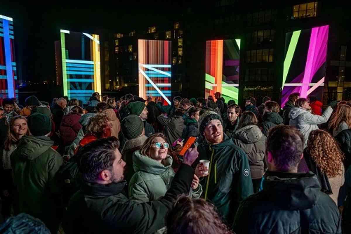 Milano ospita una mostra provocatoria sulla dipendenza da smartphone