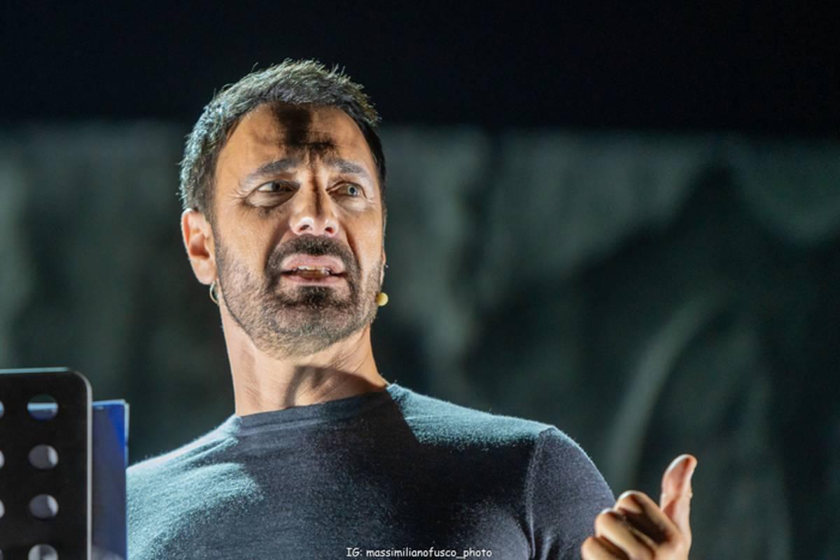 Raoul Bova porta un messaggio di vita e speranza sul palcoscenico