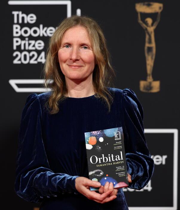 Samantha Harvey conquista il Booker Prize: una vittoria che fa storia