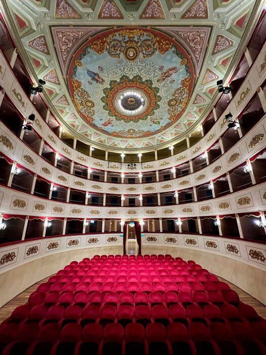 Scopri le meraviglie di recanati: un tour tra teatri e musei