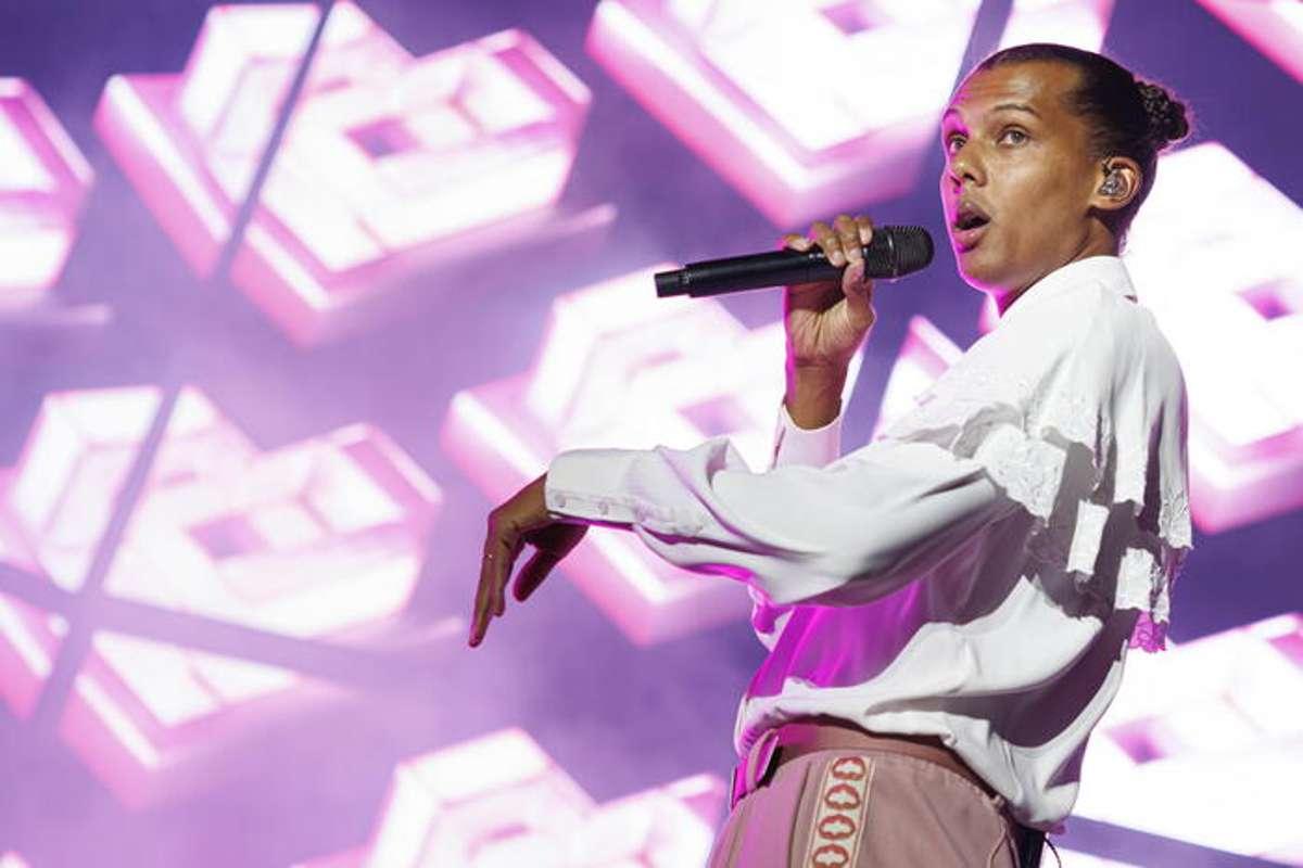 Stromae riceve onore dal re filippo: un simbolo di orgoglio belga