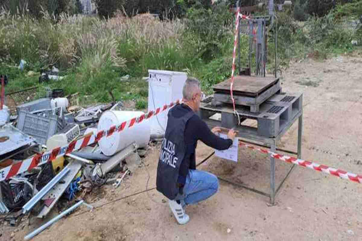 Terreno trasformato in discarica abusiva: operazione di sequestro sorprendente!
