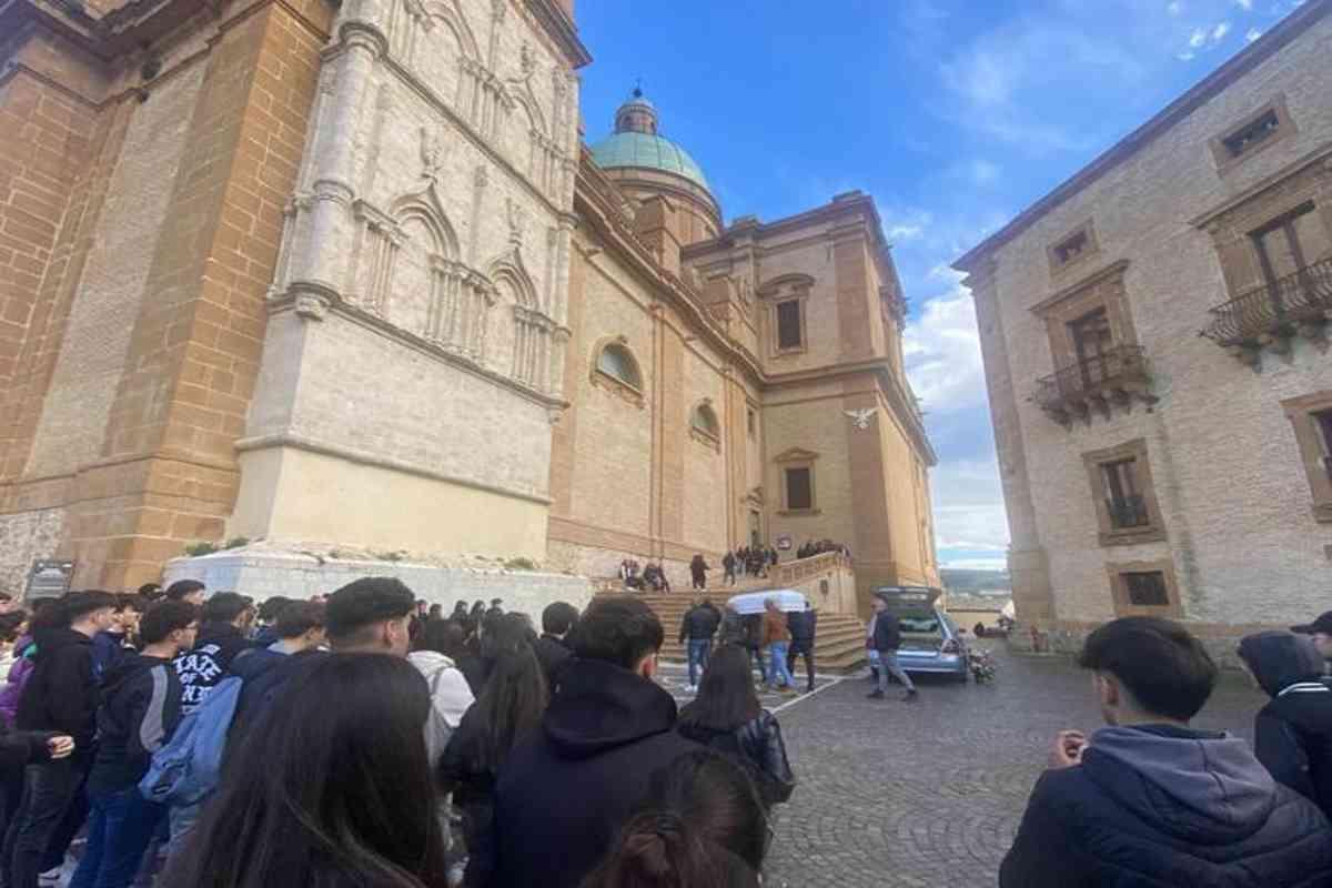 Tragedia tra i banchi di scuola: il dramma di un quindicenne che si toglie la vita