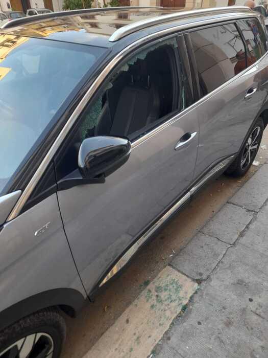 Vandali in azione: auto distrutte nel cuore di Palermo, scatta l'indagine della polizia