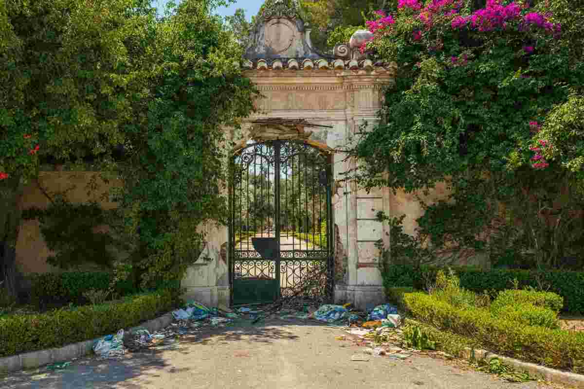 Vandalismo a villa trabia: lucchetti distrutti e cancello danneggiato