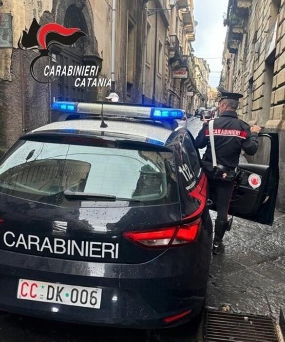 Violenta rissa in Catania: sette feriti per un appartamento conteso