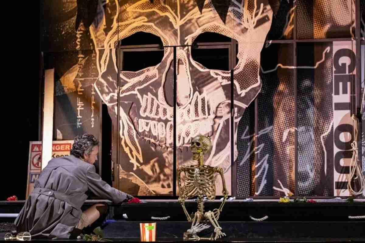 la grande macabre: un'apertura audace per il massimo di palermo