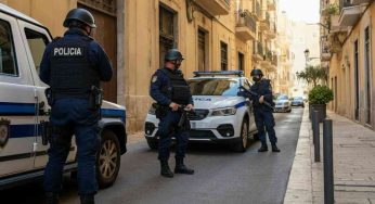 Catania, scoperto con attrezzi per forzare serrature: arresto in auto