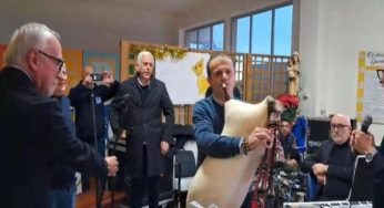 Cateno de luca sorprende i bambini suonando la cornamusa all’ospedale di taormina